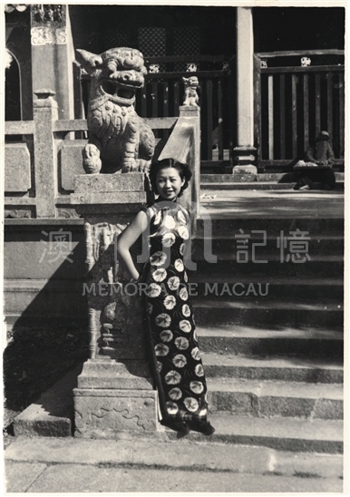 穿旗袍的華人婦女
